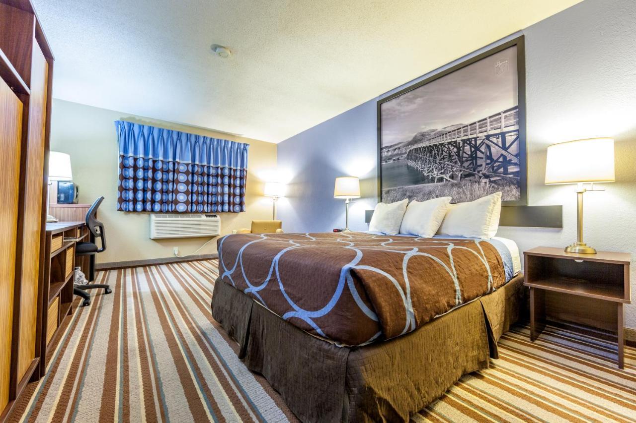 Super 8 By Wyndham Kamloops On The Hill Hotel Екстериор снимка