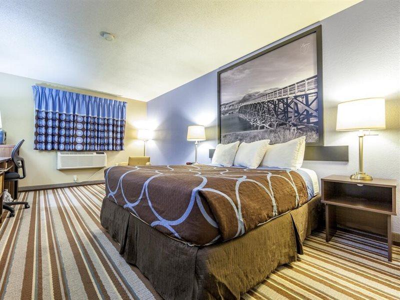 Super 8 By Wyndham Kamloops On The Hill Hotel Екстериор снимка