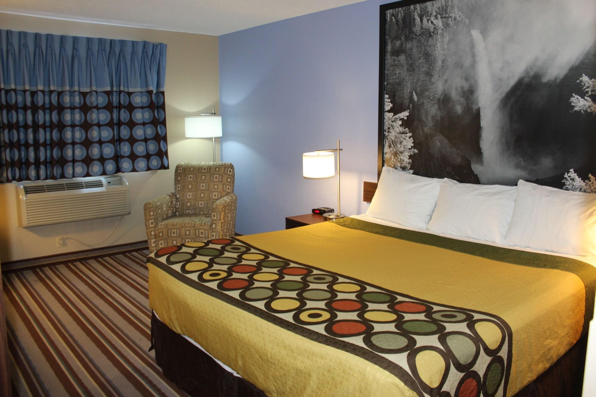 Super 8 By Wyndham Kamloops On The Hill Hotel Екстериор снимка
