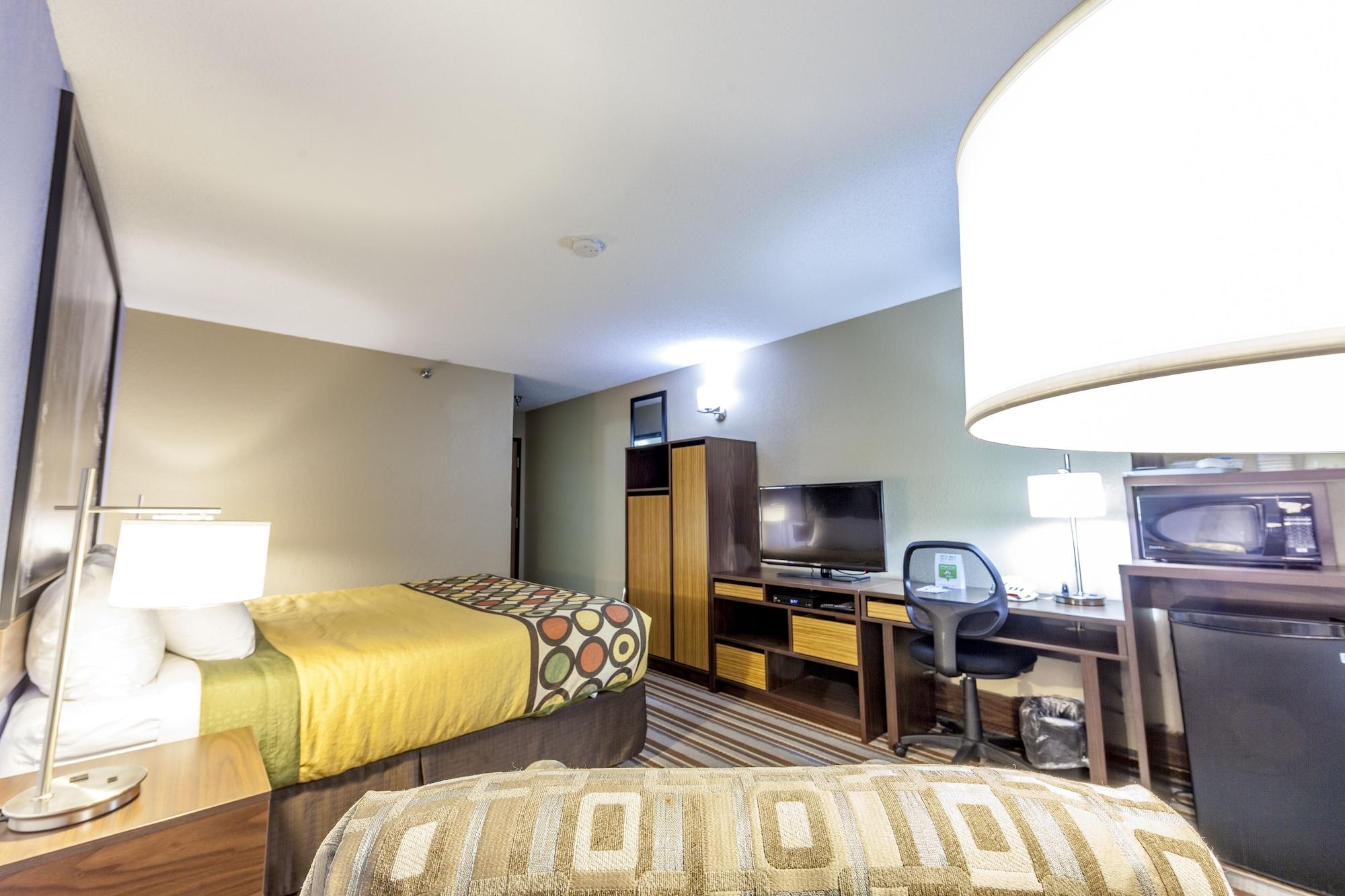 Super 8 By Wyndham Kamloops On The Hill Hotel Екстериор снимка