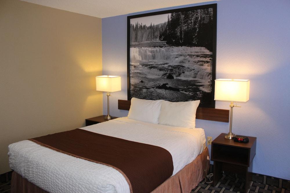 Super 8 By Wyndham Kamloops On The Hill Hotel Екстериор снимка
