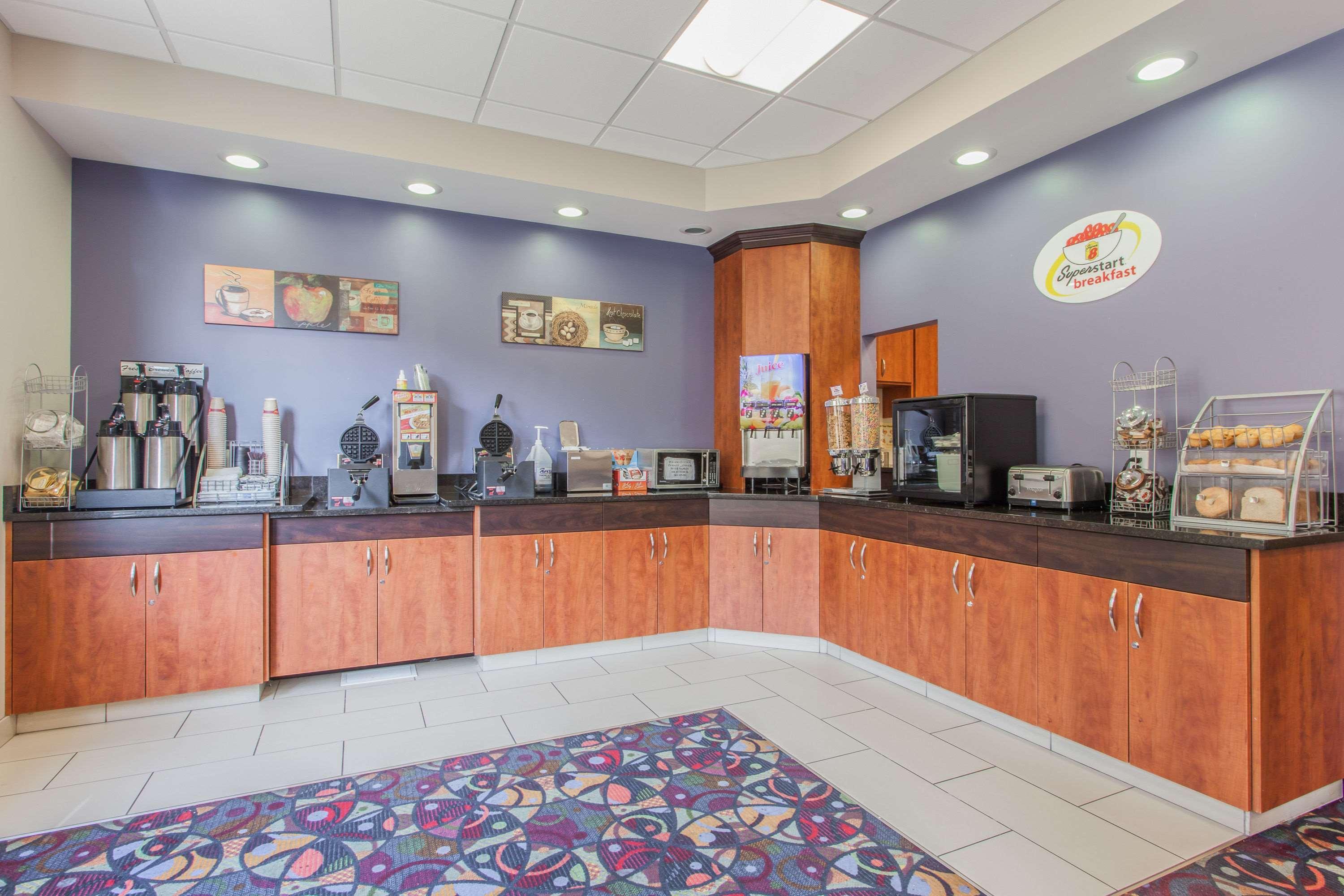 Super 8 By Wyndham Kamloops On The Hill Hotel Екстериор снимка