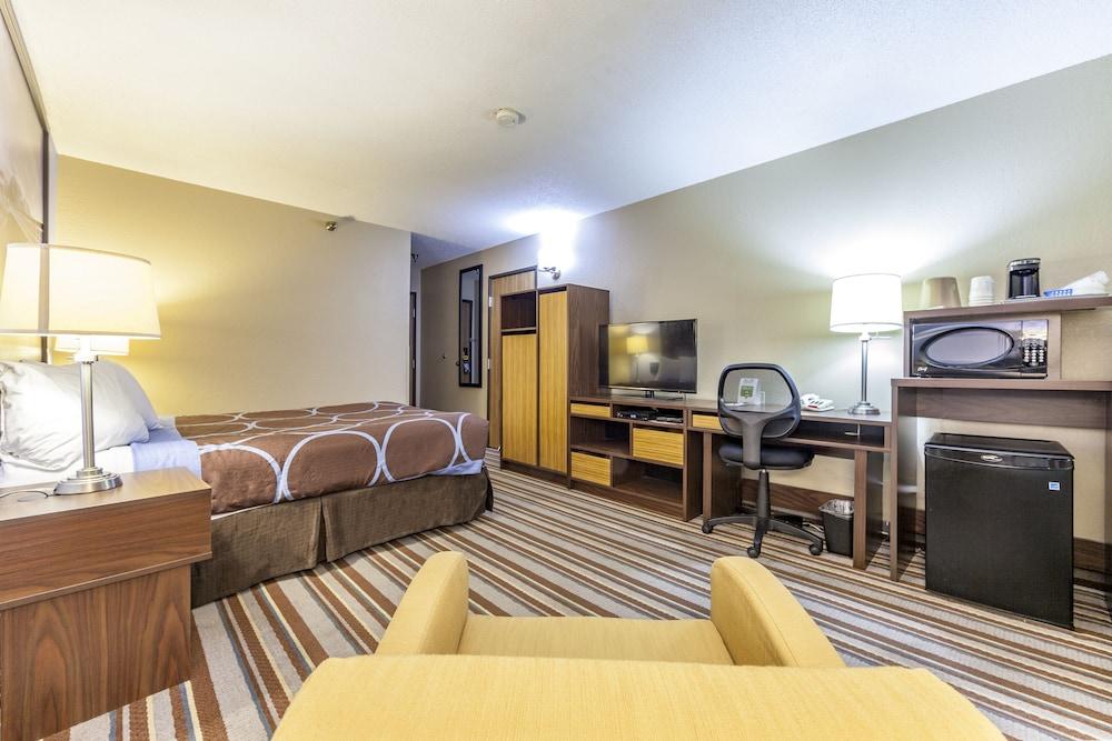 Super 8 By Wyndham Kamloops On The Hill Hotel Екстериор снимка
