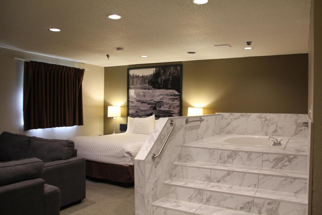 Super 8 By Wyndham Kamloops On The Hill Hotel Екстериор снимка