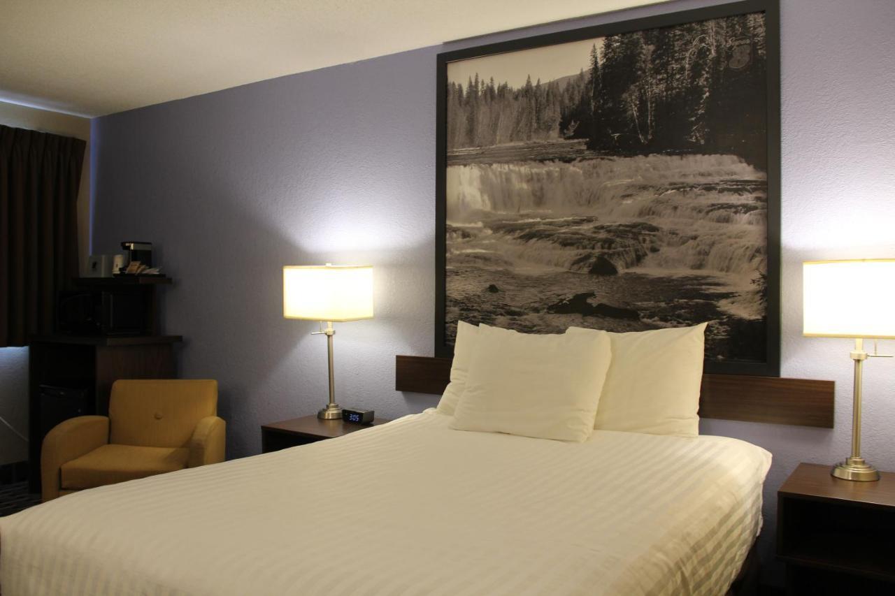 Super 8 By Wyndham Kamloops On The Hill Hotel Екстериор снимка
