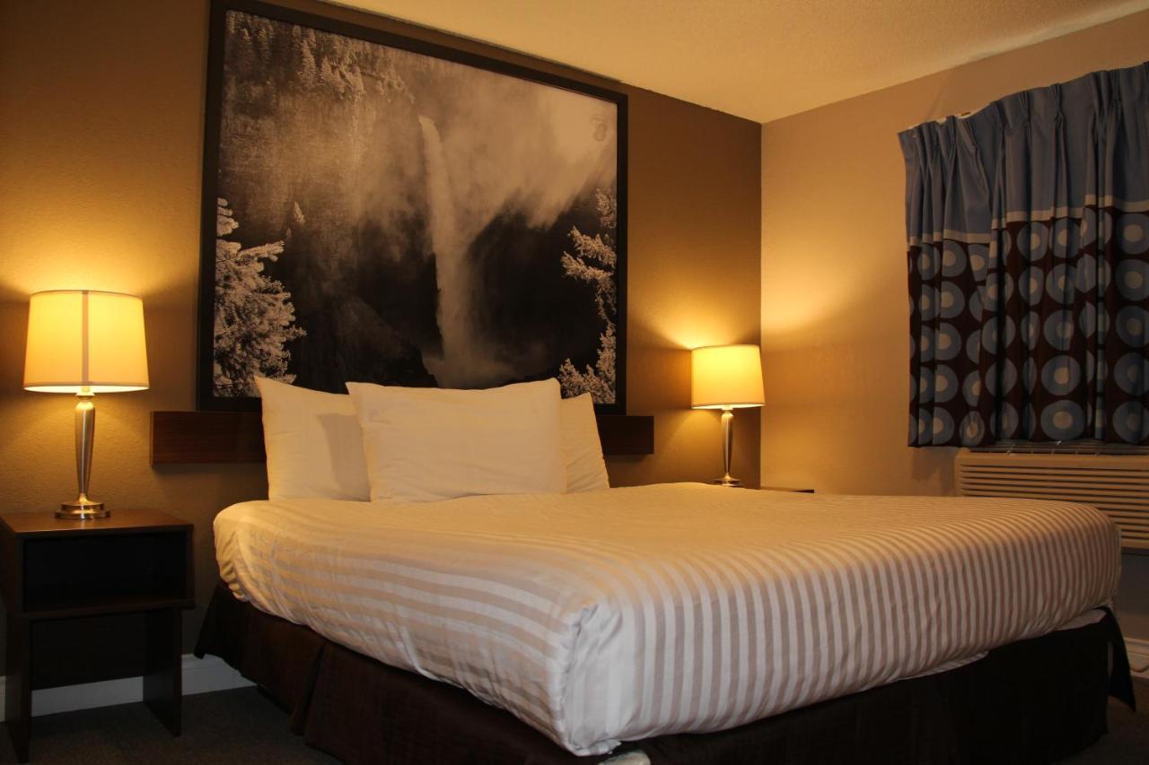 Super 8 By Wyndham Kamloops On The Hill Hotel Екстериор снимка