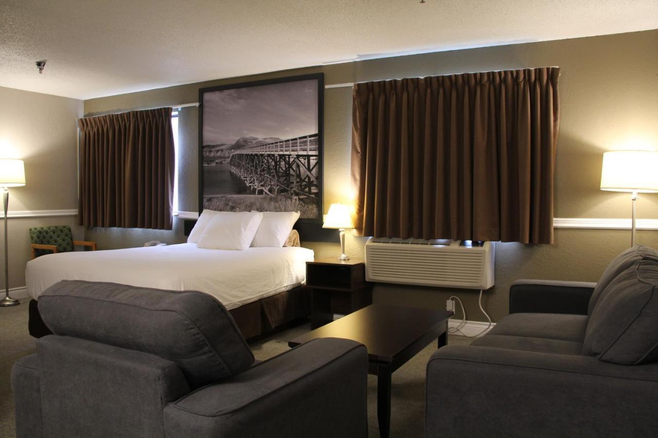 Super 8 By Wyndham Kamloops On The Hill Hotel Екстериор снимка