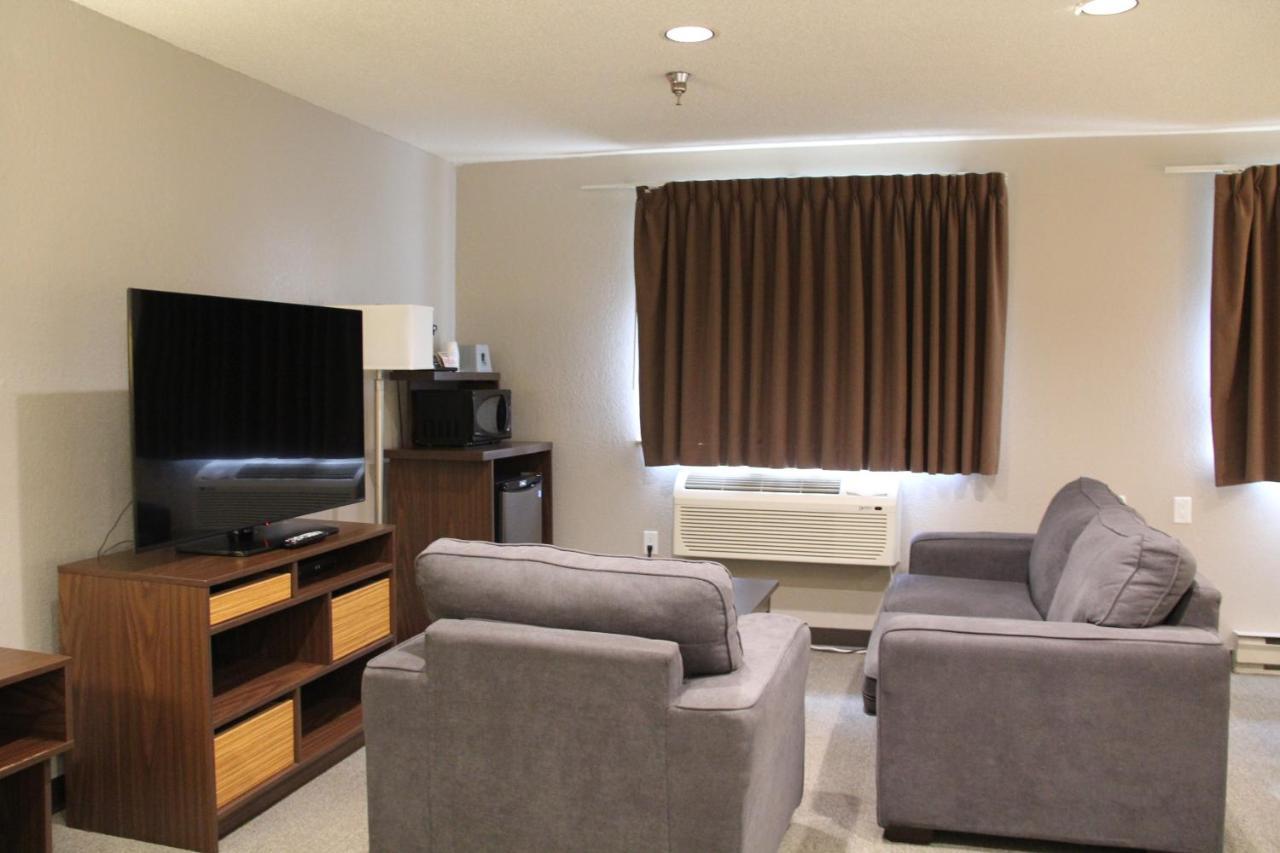 Super 8 By Wyndham Kamloops On The Hill Hotel Екстериор снимка