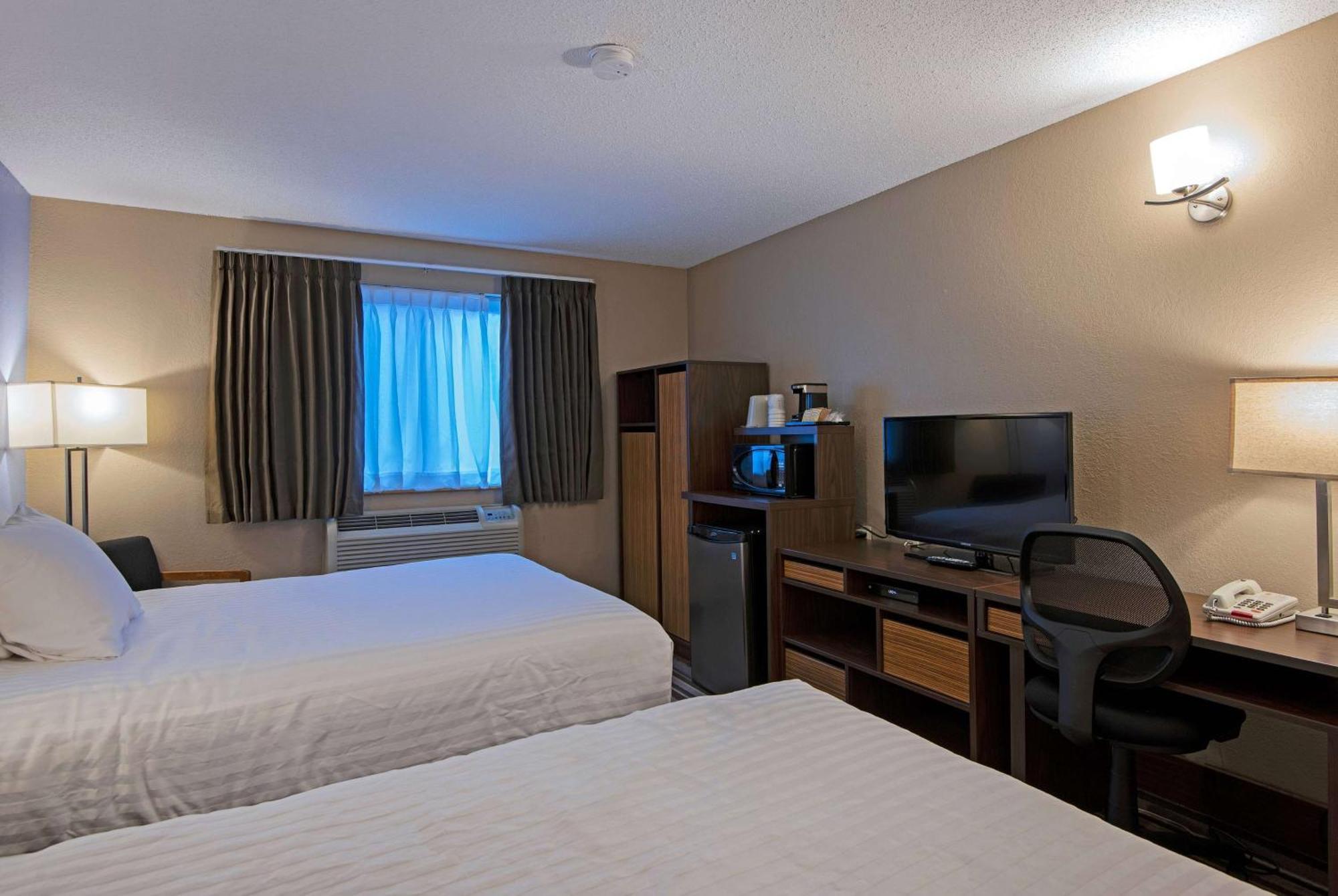 Super 8 By Wyndham Kamloops On The Hill Hotel Екстериор снимка