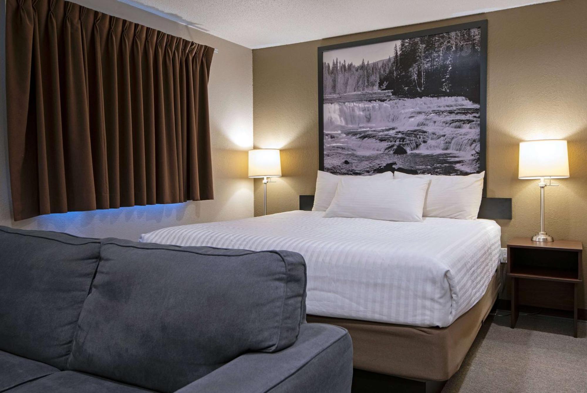Super 8 By Wyndham Kamloops On The Hill Hotel Екстериор снимка