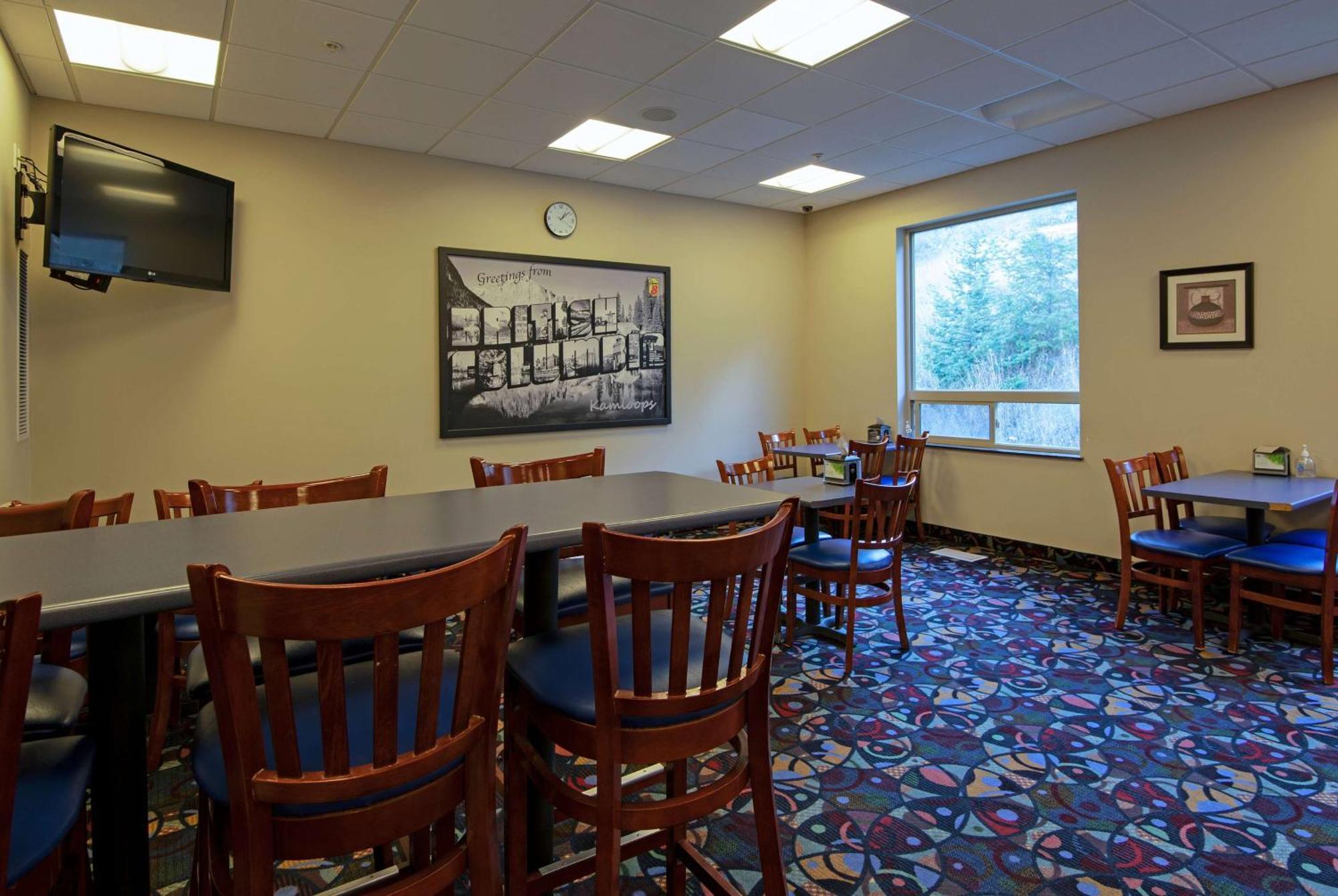 Super 8 By Wyndham Kamloops On The Hill Hotel Екстериор снимка