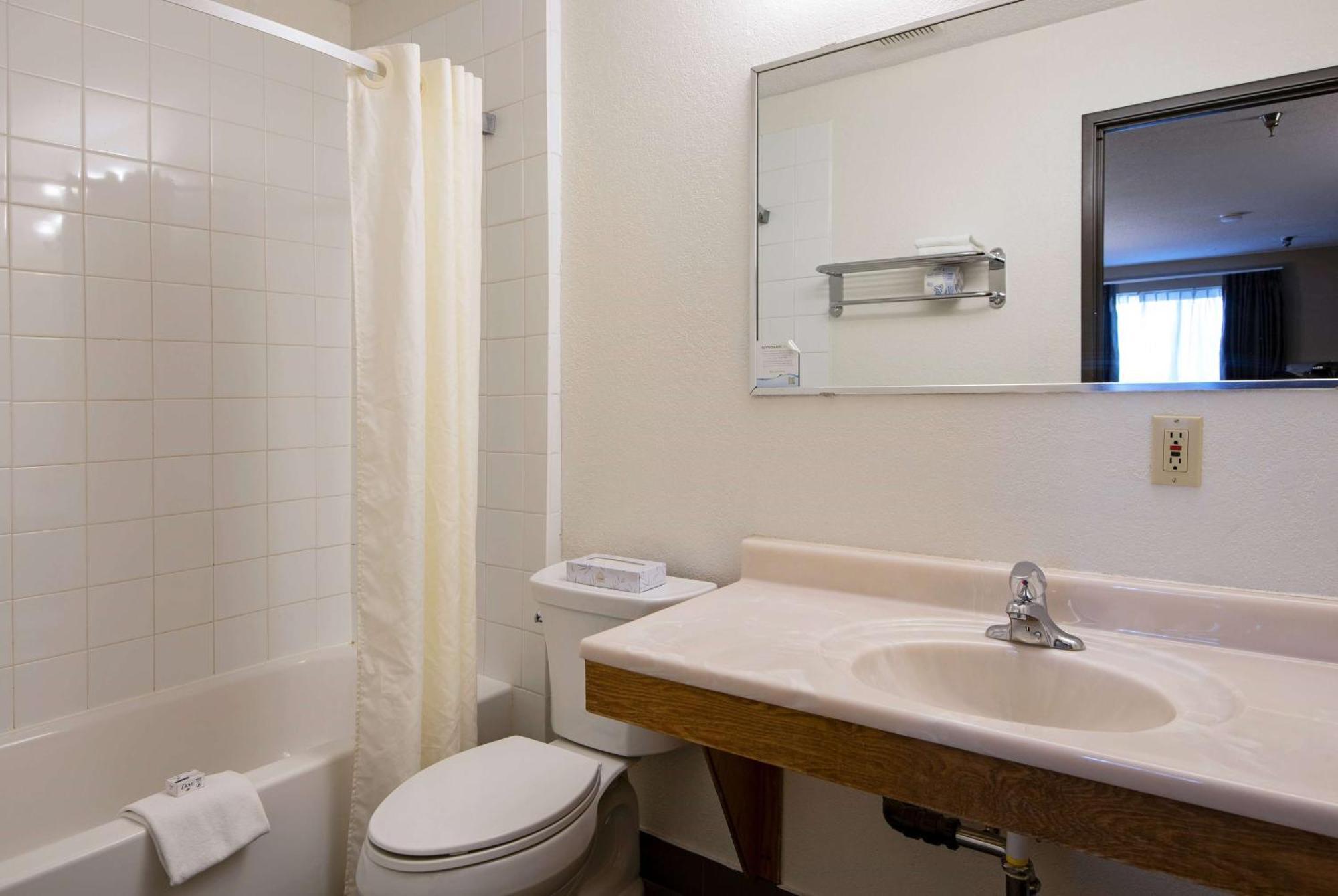 Super 8 By Wyndham Kamloops On The Hill Hotel Екстериор снимка