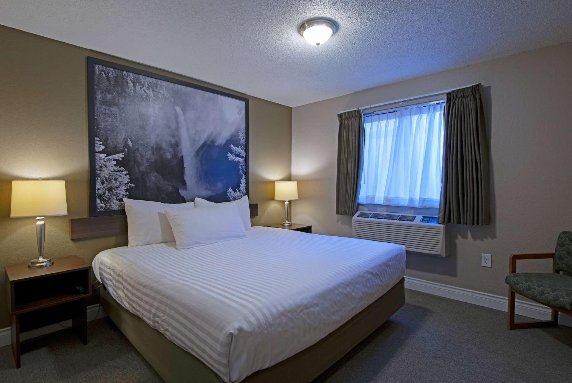 Super 8 By Wyndham Kamloops On The Hill Hotel Екстериор снимка
