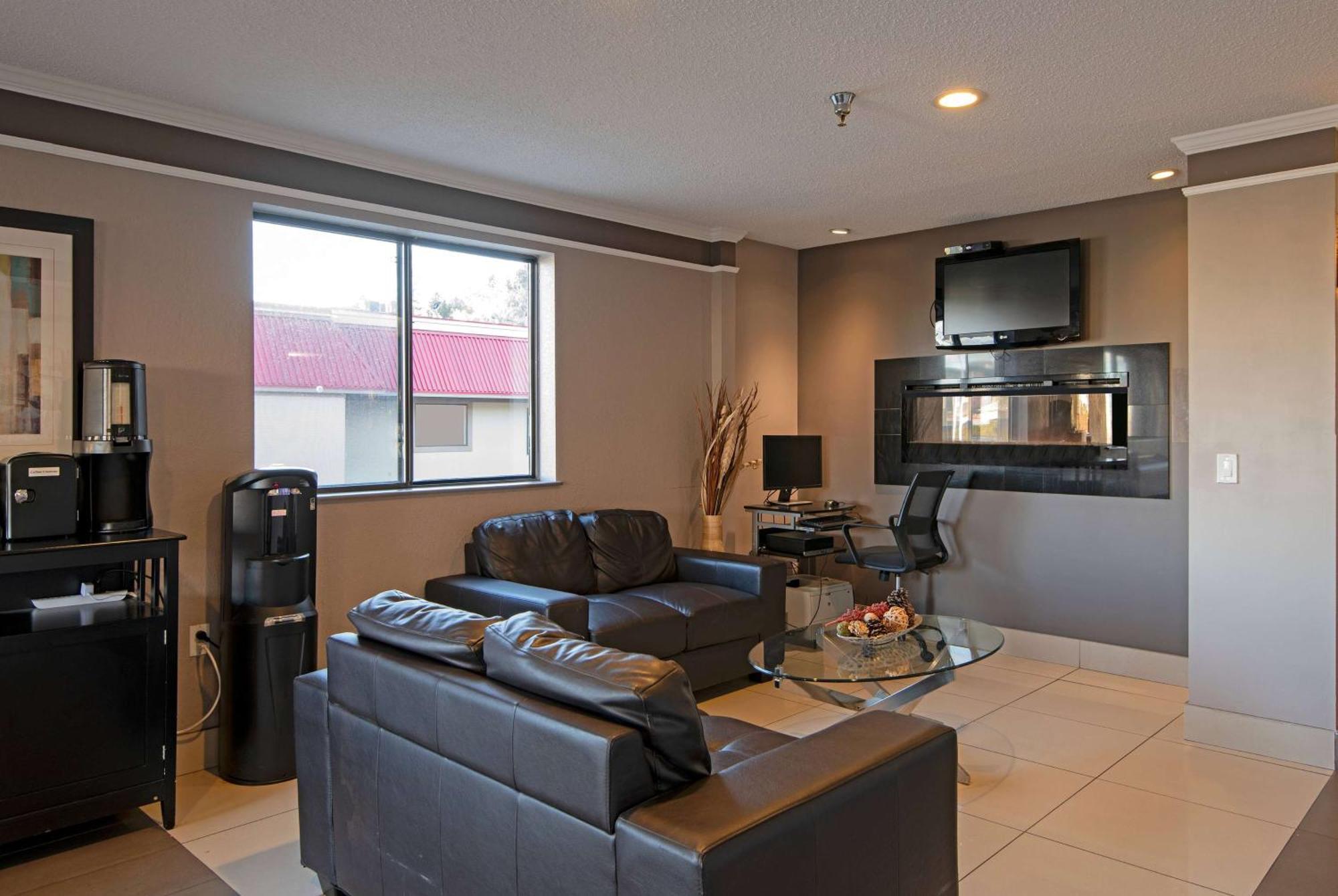Super 8 By Wyndham Kamloops On The Hill Hotel Екстериор снимка