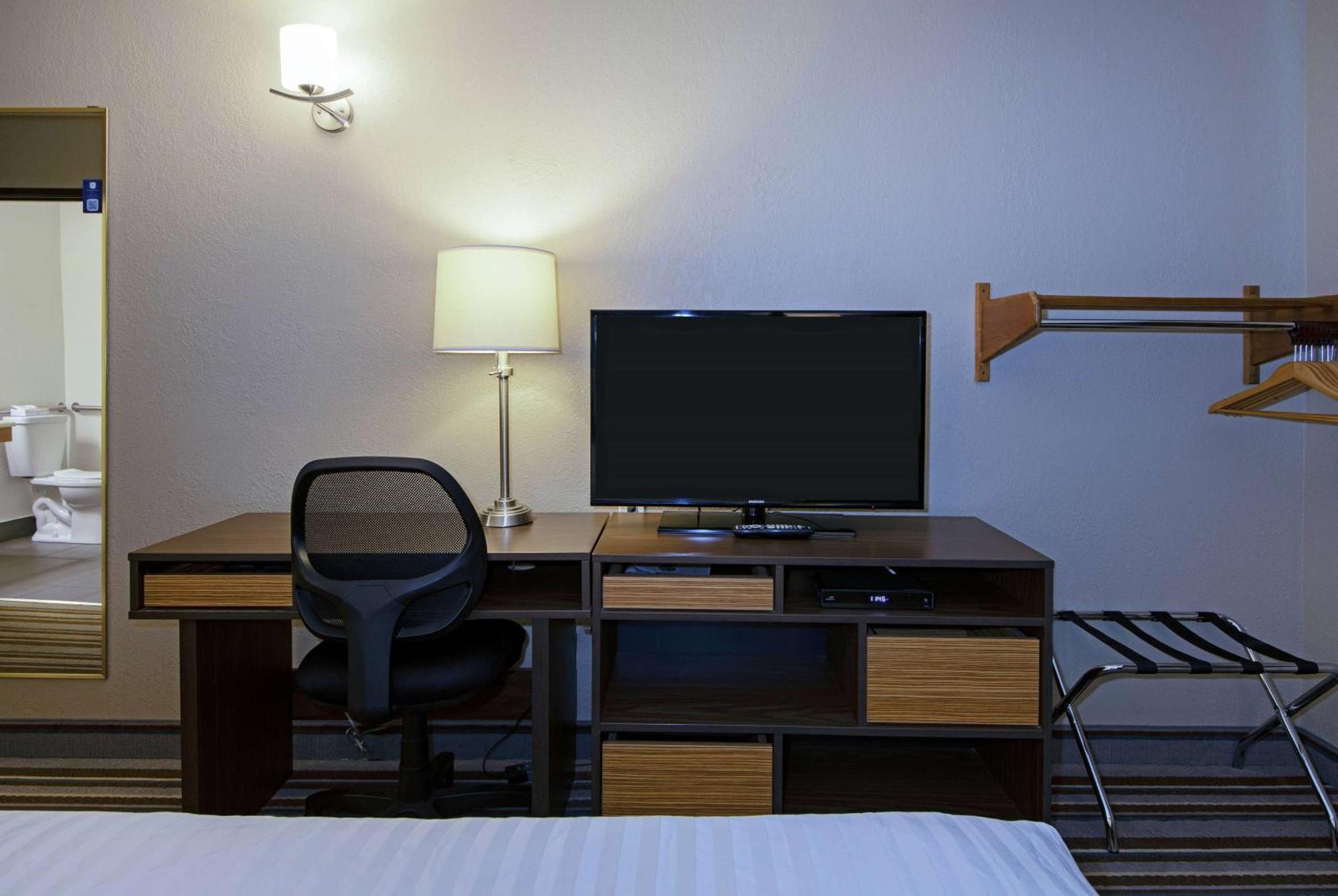 Super 8 By Wyndham Kamloops On The Hill Hotel Екстериор снимка