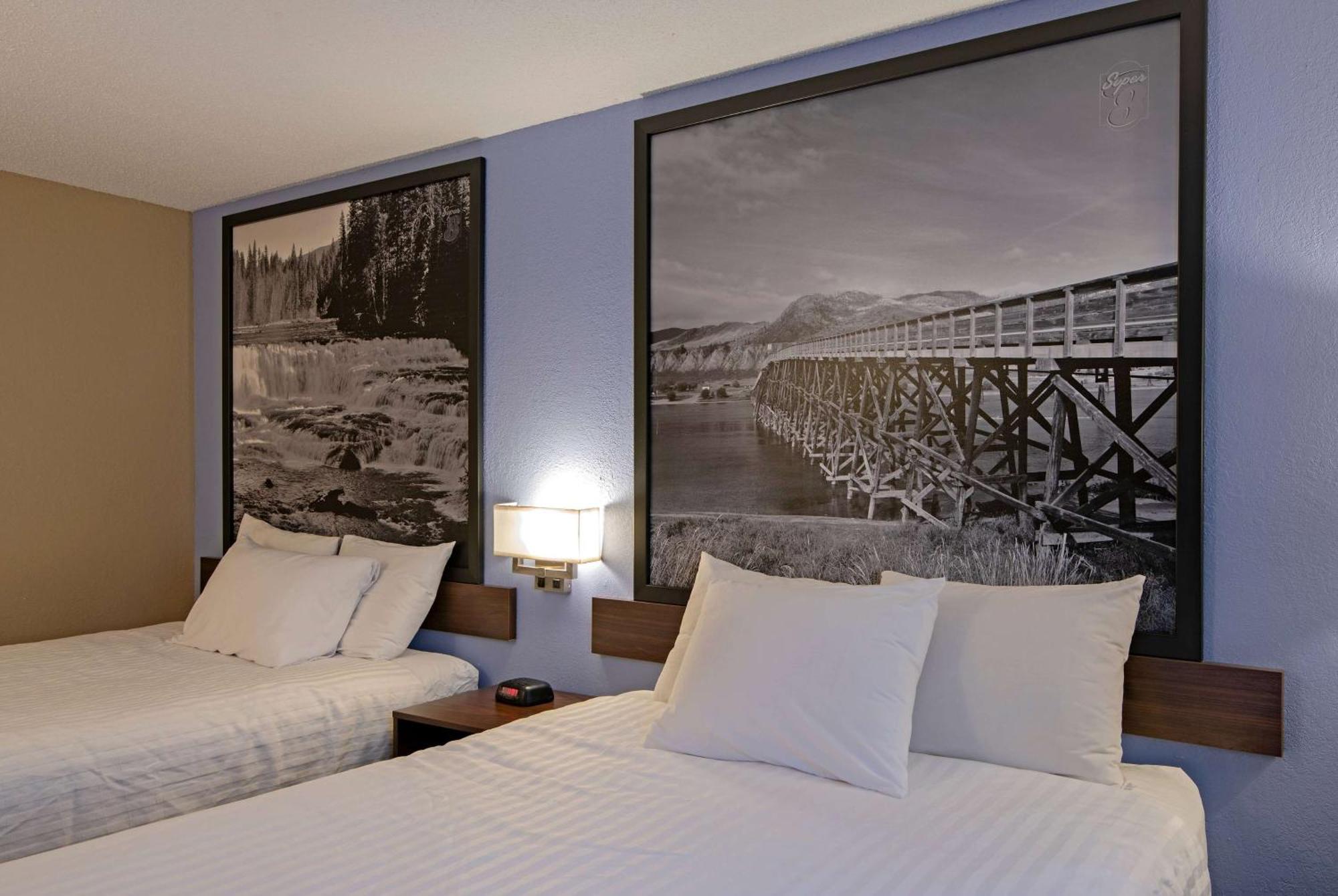 Super 8 By Wyndham Kamloops On The Hill Hotel Екстериор снимка