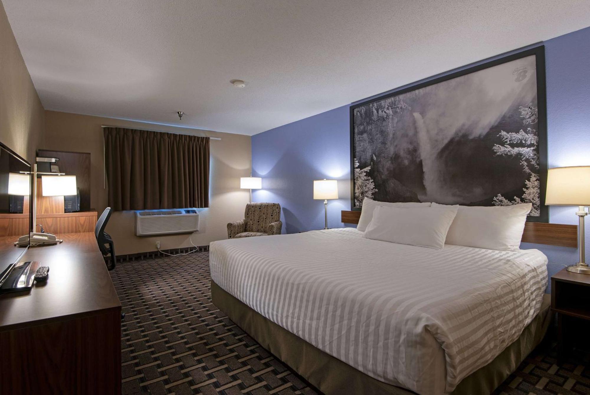 Super 8 By Wyndham Kamloops On The Hill Hotel Екстериор снимка