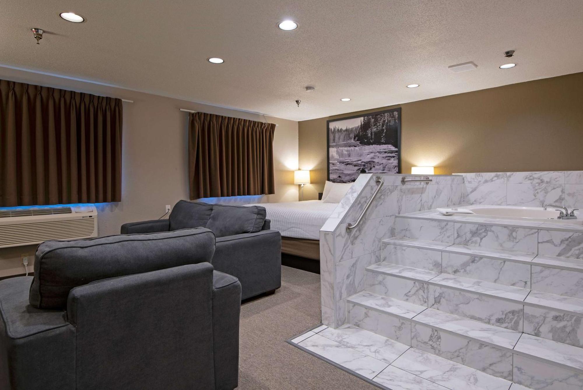Super 8 By Wyndham Kamloops On The Hill Hotel Екстериор снимка