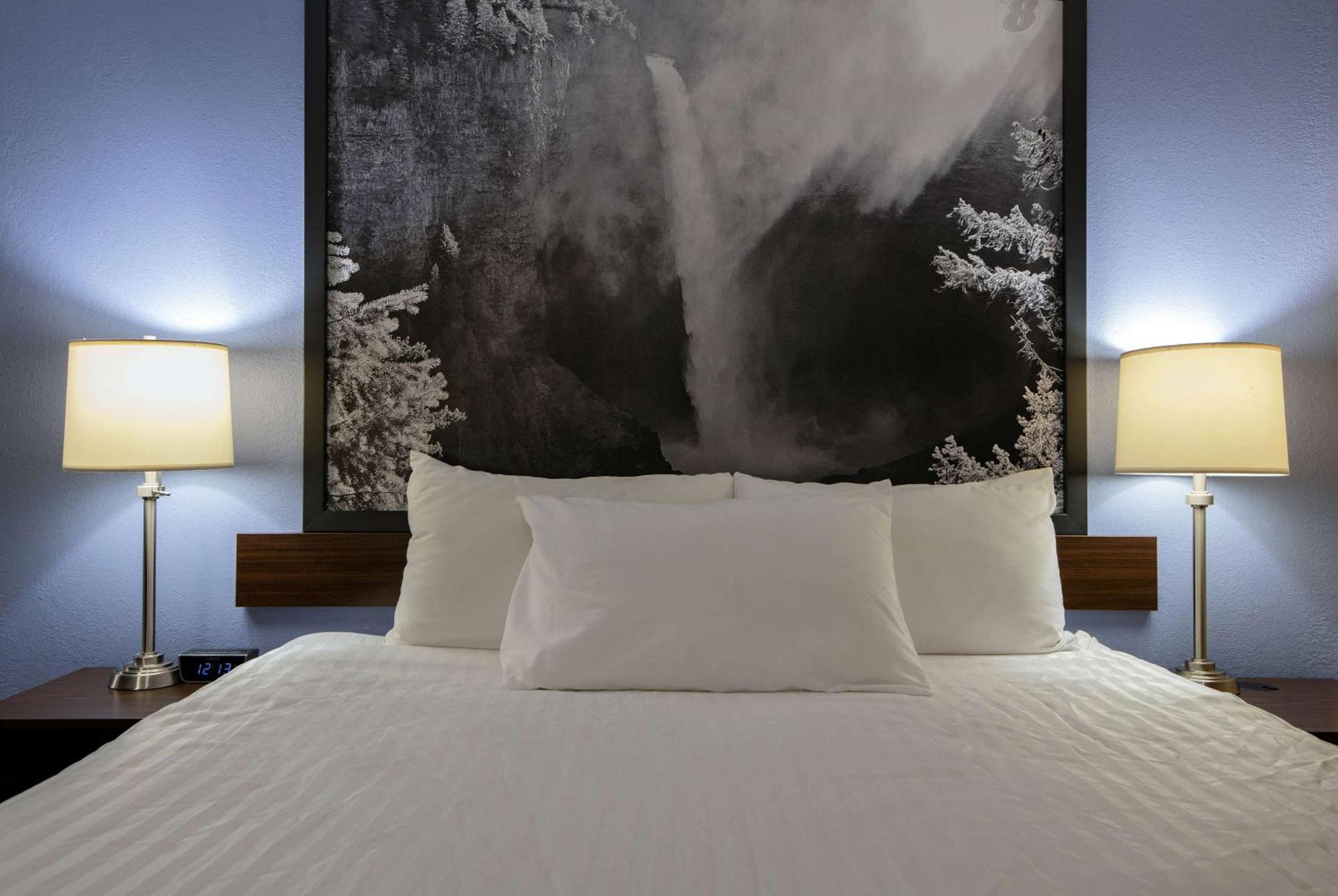 Super 8 By Wyndham Kamloops On The Hill Hotel Екстериор снимка
