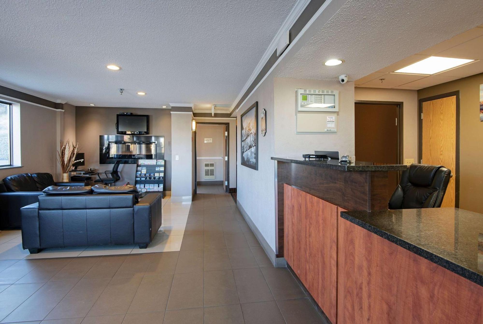 Super 8 By Wyndham Kamloops On The Hill Hotel Екстериор снимка