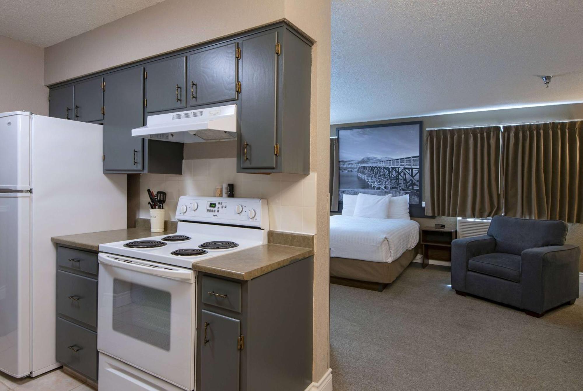 Super 8 By Wyndham Kamloops On The Hill Hotel Екстериор снимка