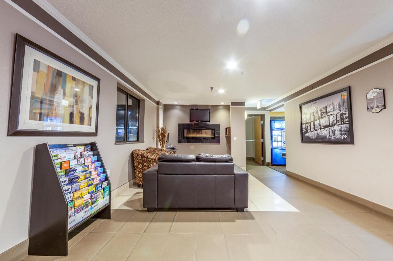 Super 8 By Wyndham Kamloops On The Hill Hotel Екстериор снимка